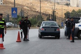 حادث تصادم أعلى جسر المحطة يسبب اصطدام مركبة بعمود كهرباء