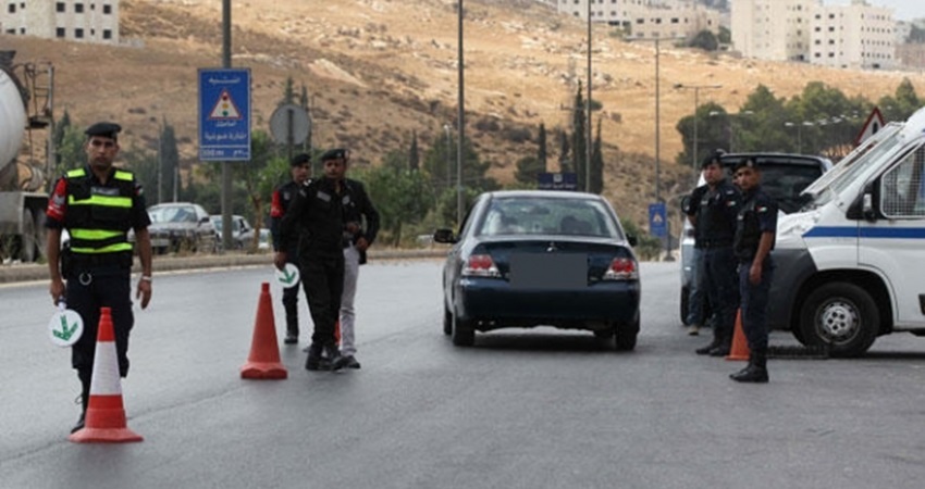 حادث تصادم أعلى جسر المحطة يسبب اصطدام مركبة بعمود كهرباء