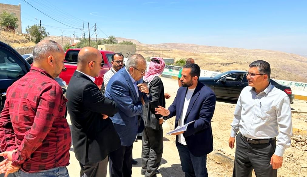 وزير الأشغال يتفقد الأضرار في بلدة العراق بالكرك ويوجه بتقديم دعم عاجل