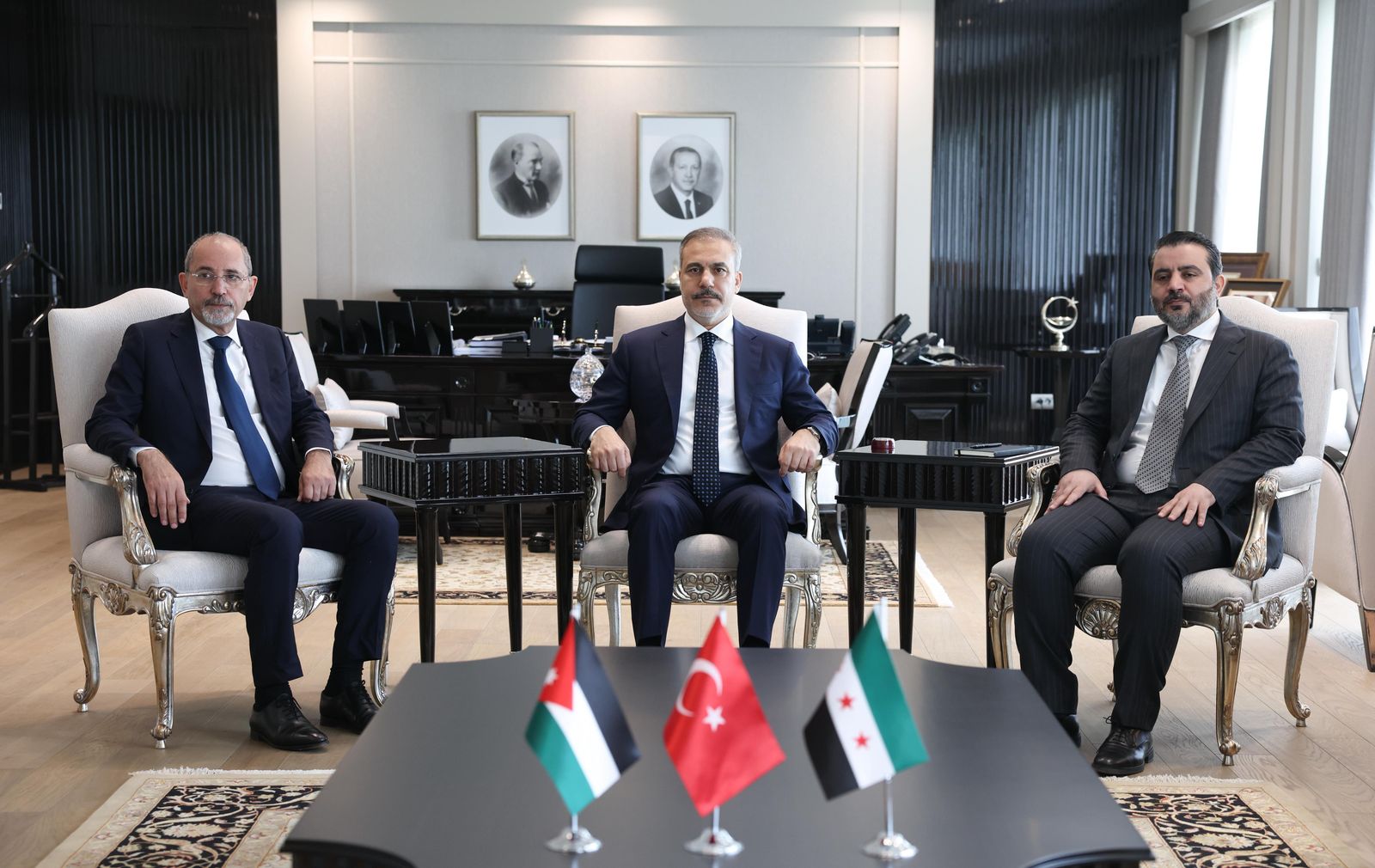 وزير الخارجية يجري مباحثات مع نظيريه التركي والسوري في اجتماع ثلاثي