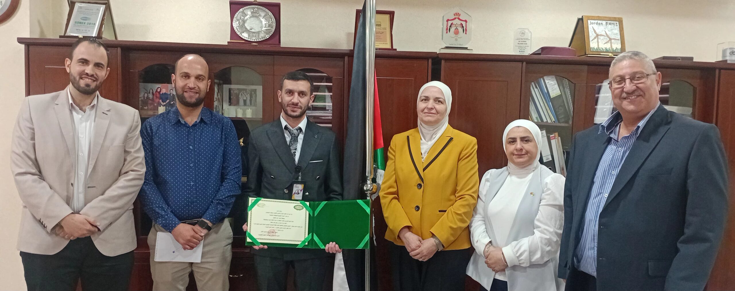 وزارة الطاقة تكرم المهندس العتوم لابتكاره نظام تخزين الطاقة الذكي بمصنع "الدرة"