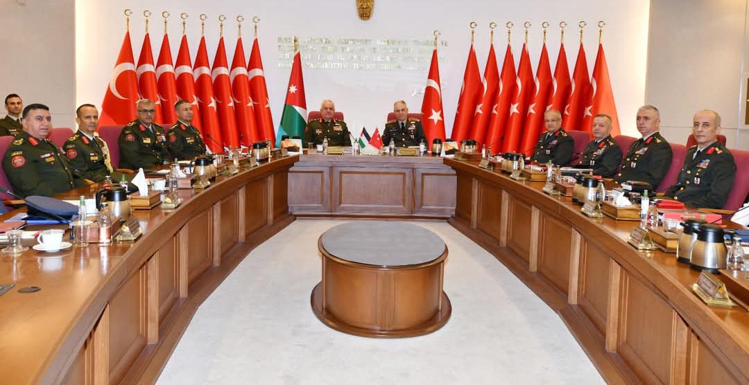 صورة حول : اللواء الركن الحنيطي يلتقي رئيس الأركان ووزير الدفاع التركيين في أنقرة اللواء الركن الحنيطي يلتقي رئيس الأركان ووزير الدفاع التركيين في أنقرة