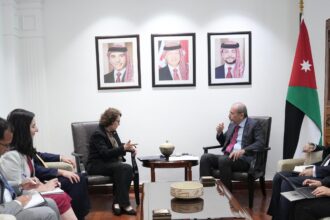 وزير الخارجية يلتقي السيناتور الأميركية روزين