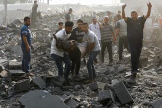 19 شهيدًا جراء قصف الاحتلال وسط وجنوب قطاع غزة