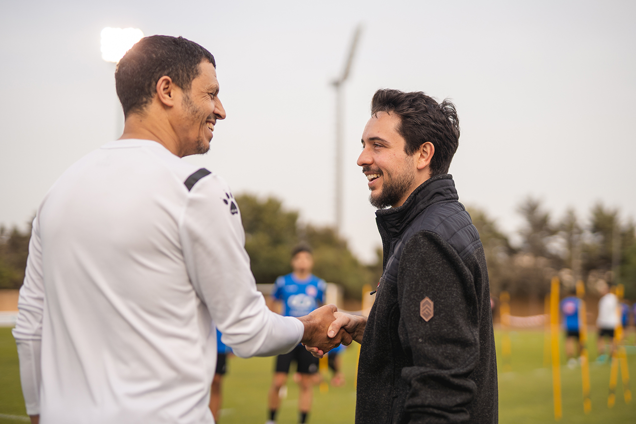 ولي العهد يتابع استعدادات نشامى المنتخب الوطني لكرة القدم لمواجهة نظيره العُماني (صور)