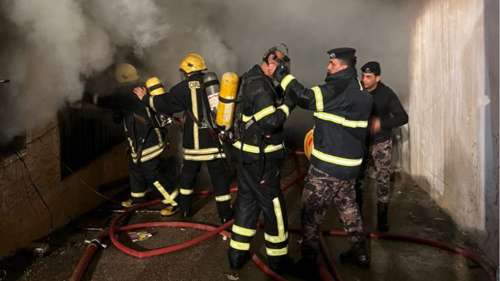 إخماد حريق ضخم اندلع داخل أحد مصانع عمّان