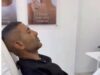 أحمد سعد يفاجئ جمهوره بإزالة الوشم من جسمه
