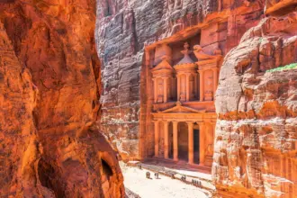 سياحة البترا تبدأ بالتعافي بأكثر من 74 ألف سائح في نيسان