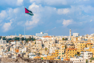 طقس معتدل اليوم وزخات مطرية في المملكة غدًا