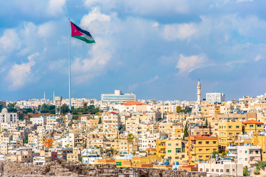 طقس معتدل اليوم وزخات مطرية في المملكة غدًا