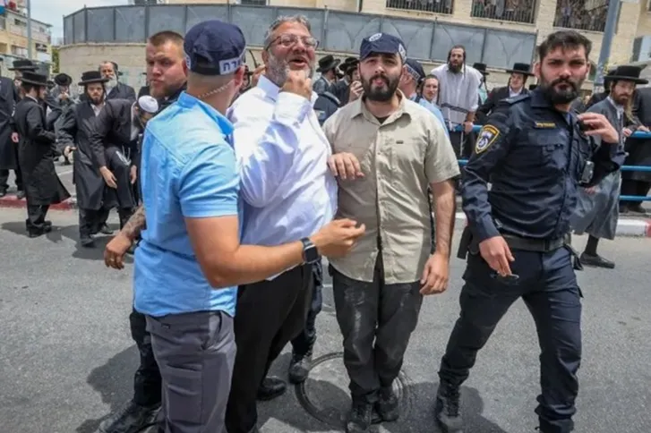 بن غفير يتلقى "علقة ساخنة" على يد متشددين يهود في بيت شيمش!