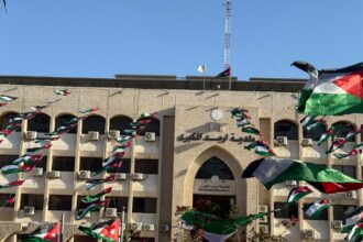 بلدية إربد تنهي تزيين معالم المدينة وطرقها احتفاءً بعيد الاستقلال