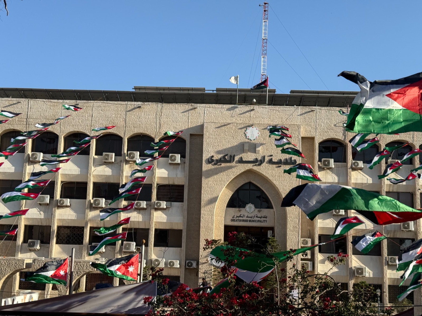 بلدية إربد تنهي تزيين معالم المدينة وطرقها احتفاءً بعيد الاستقلال