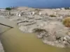 سيول غور المزرعة تتسبب بانهيارات في مقبرة وتثير استياء الأهالي