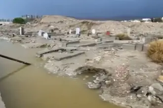 سيول غور المزرعة تتسبب بانهيارات في مقبرة وتثير استياء الأهالي
