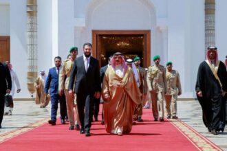 ملك البحرين يودّع الشرع عقب مباحثات تعزز التعاون الثنائي