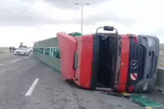 انقلاب ناقلة سيارات على طريق الأزرق