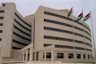 نواب الزرقاء يحتجون على استبدال موظفي الأمن في مستشفى الزرقاء بشركة خاصة
