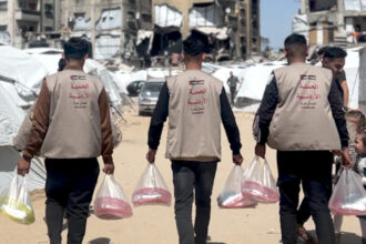 "المخبر الأردني" يواصل توزيع الخبز على النازحين في غزة