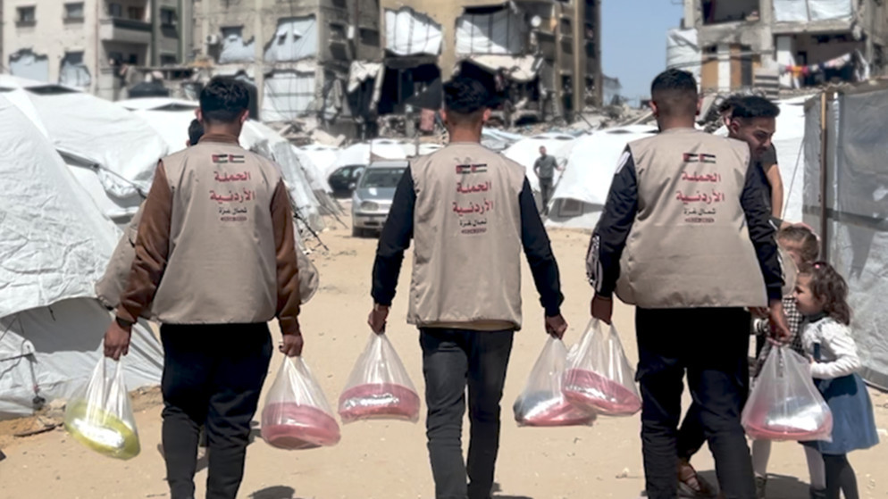 "المخبر الأردني" يواصل توزيع الخبز على النازحين في غزة