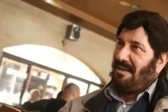 وفاة الفنان أديب قدورة... صمت المسرح وانطفأ "الفهد"