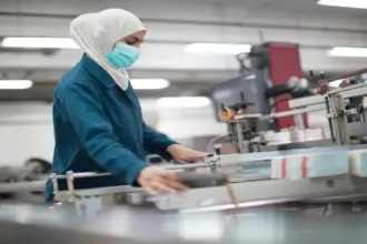 النساء يشكلن 37 % من إجمالي العاملين بالقطاع الصناعي