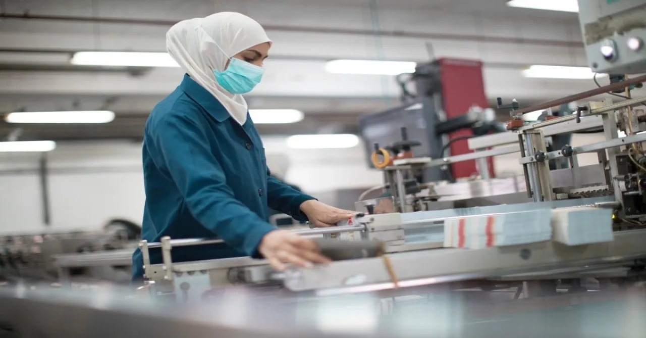 النساء يشكلن 37 % من إجمالي العاملين بالقطاع الصناعي