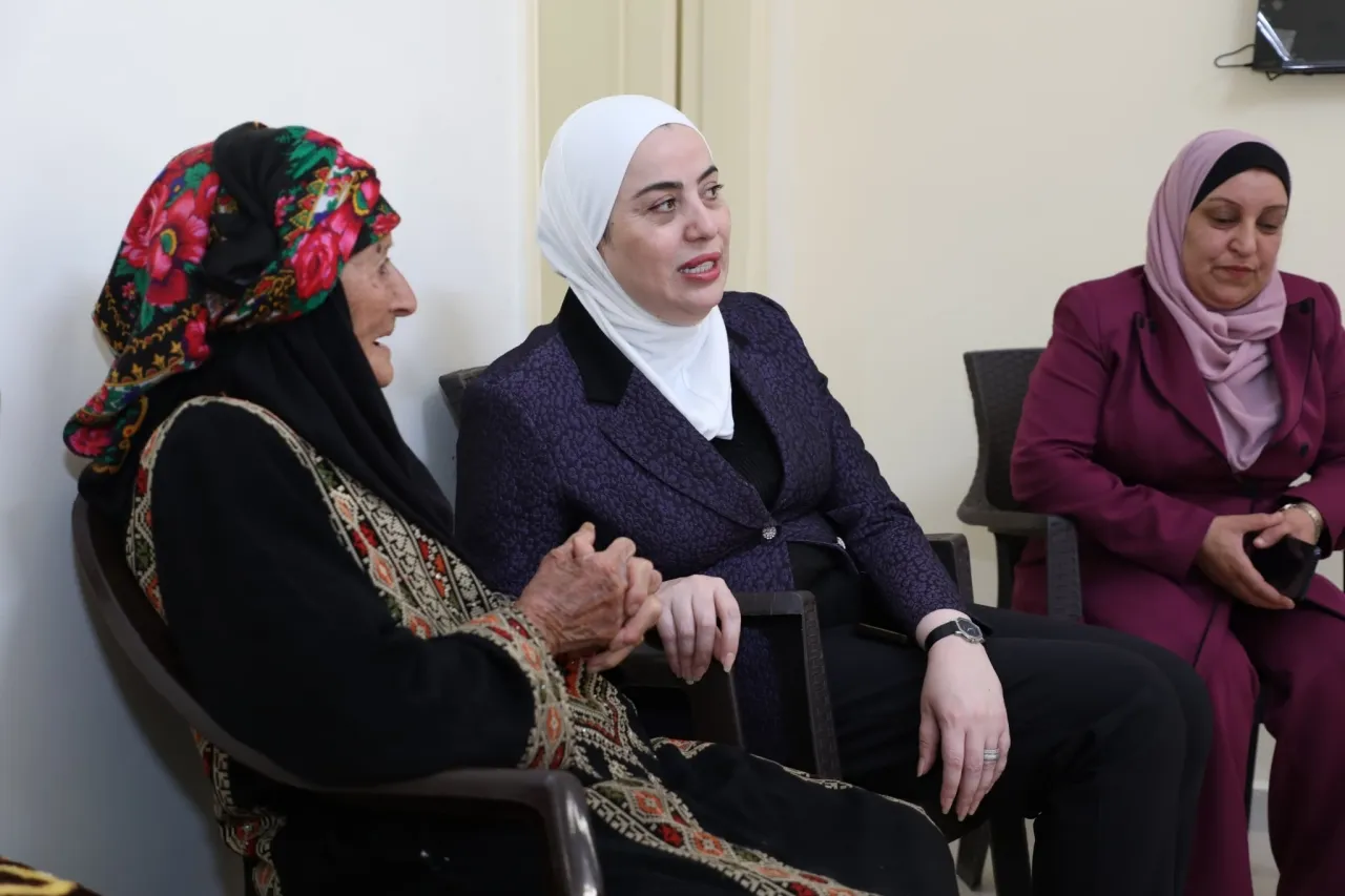 وزيرة التنمية الاجتماعية تسلّم مسكناً للحاجة وضحى