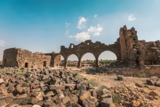 اكتشاف مبنى أثري جديد في أم الجمال خلال إزالة اعتداءات تنظيمية