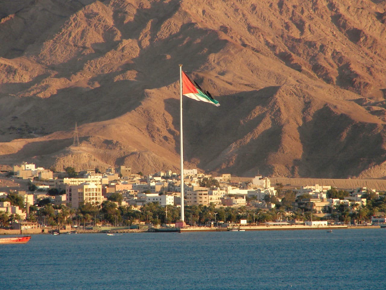 كان الله في عون اهل العقبه ...