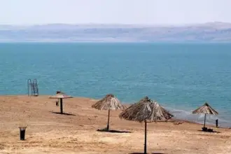 بدء استقبال زوار شاطئ عمان السياحي في البحر الميت