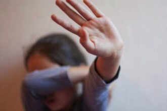 جريمة مروّعة تهز اليمن أب يقتل طفلته بحجر إثر خلافات أسرية