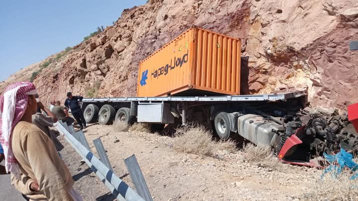 وفاة سائق شاحنة تدهورت على طريق البحر الميت