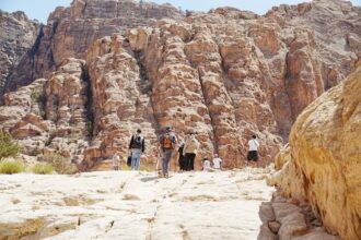 "مسار الخرمة" في البترا يجذب 26 مكتبًا سياحيًا لتعزيز سياحة المغامرة والتنمية المحلية