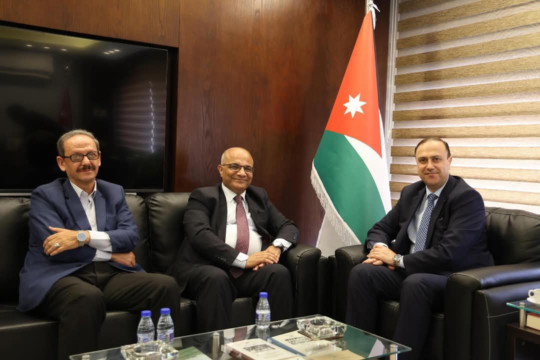 الحكومة ونقابة الصحفيين يبحثان خطة تطوير الإعلام والشراكة المستقبلية