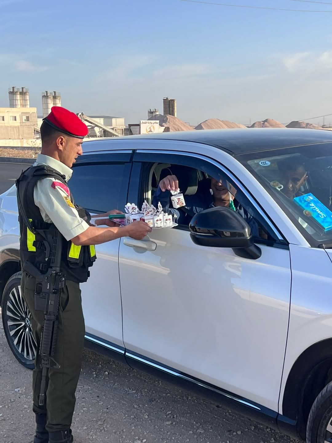 الشرطة العسكرية الملكية توزّع الأعلام والمنشورات الوطنية ضمن احتفالات المملكة بعيد الاستقلال الـ 79