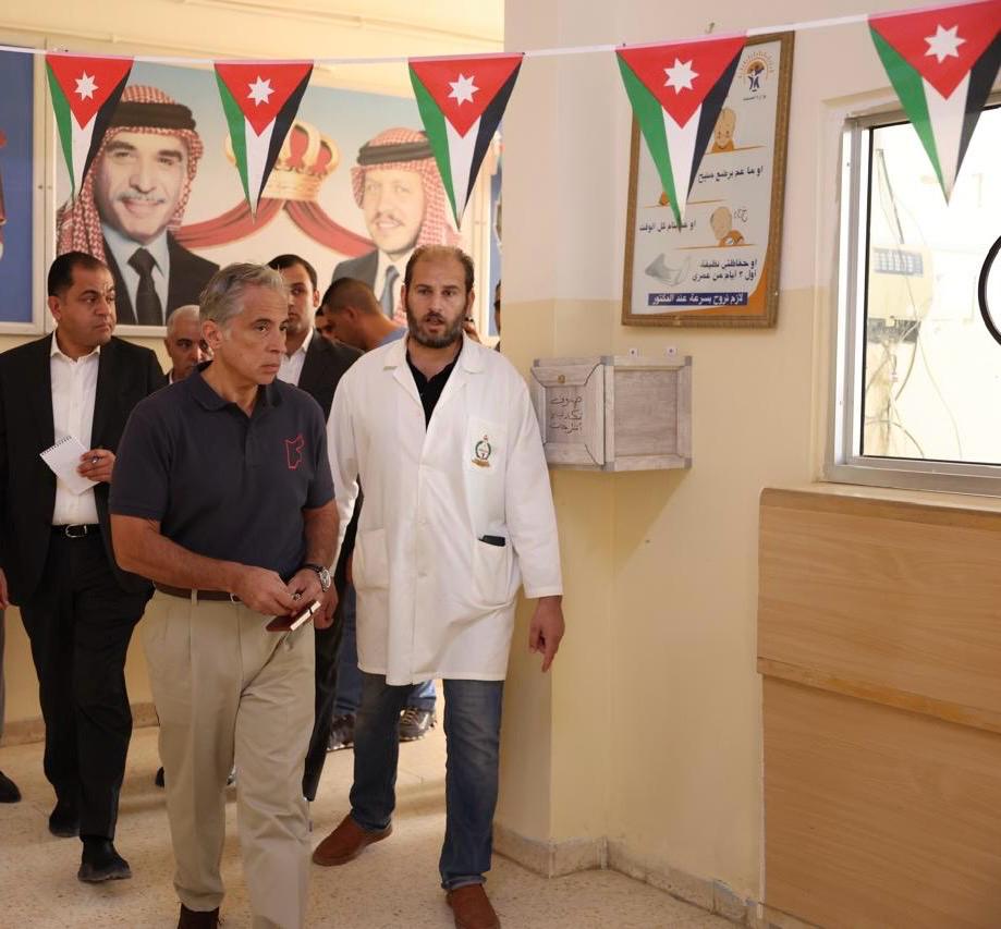 حسان يتفقد مركز الريشة الصحي ويوجه بتحسين خدماته وتزويده بالأجهزة اللازمة