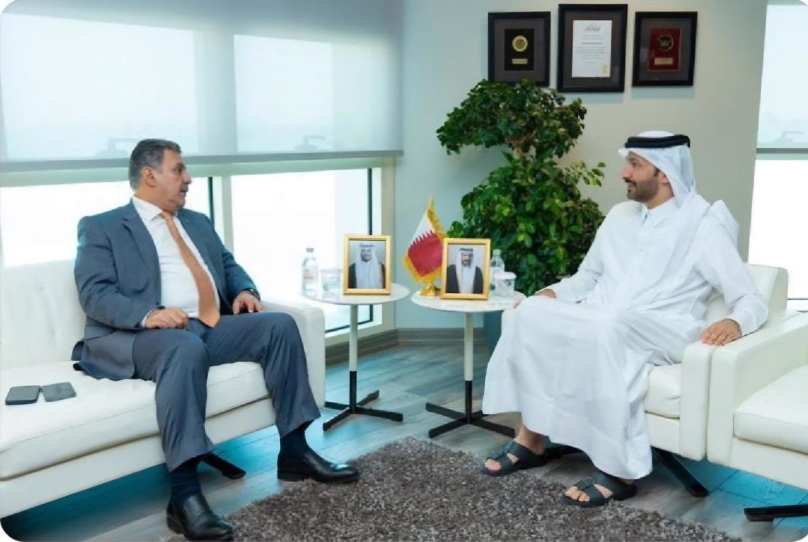 على هامش مشاركته في مؤتمر القادة البريديين الثاني في المنطقة العربية 2025 السرحان يلتقي رئيس هيئة تنظيم الاتصالات القطري