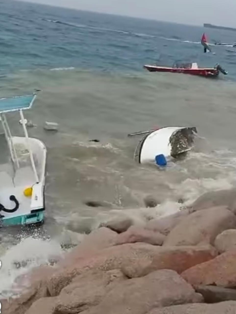 عواصف شديدة تُحطّم قوارب الصيادين في العقبة وتُحدث أضرارًا مادية