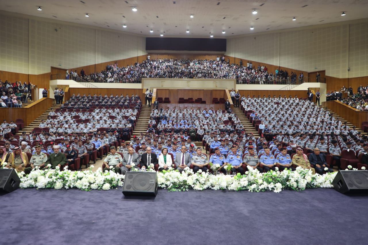 مدير الامن العام يرعى تخريج طلبة كلية الدفاع المدني