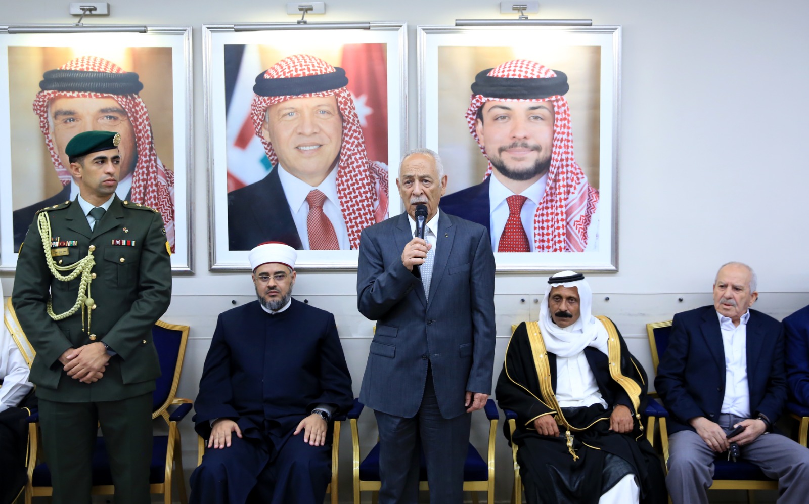 مندوبا عن الملك وولي العهد...العيسوي يعزي عشائر الشراري والعمرو والحباشنة