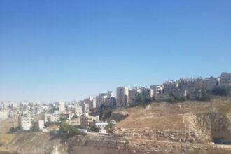 جرافات وقلابات لا تهدأ ليلًا ولا نهارًا، مكب “طمم” يُقلق سكان شارع القدس مقابل غالب مول( فيديو)