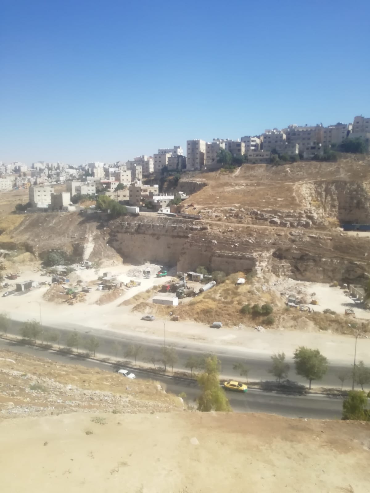 جرافات وقلابات لا تهدأ ليلًا ولا نهارًا، مكب “طمم” يُقلق سكان شارع القدس مقابل غالب مول( فيديو)