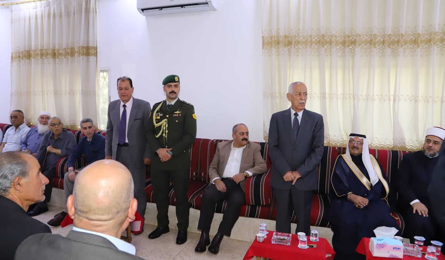 مندوبا عن الملك وولي العهد...العيسوي يعزي عشائر الخضير والسلايطة والحجاج والخزاعلة والحتاملة