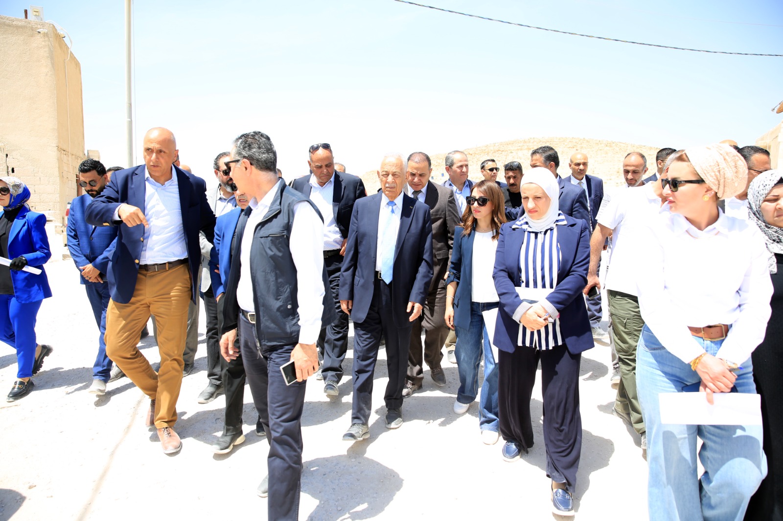 العيسوي يتفقد مشاريع تنموية في محافظة الزرقاء ضمن المبادرة الملكية لإعادة تأهيل وتطوير منطقتي تلال الفوسفات ووادي العش