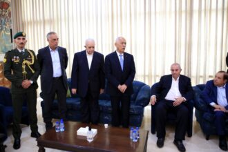 العيسوي ينقل تعازي الملك وولي العهد إلى إياد علاوي بوفاة نجله