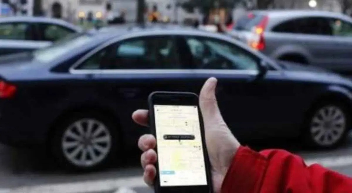 تطبيقات النقل .. ملاذ أمن للشركات وجحيم على العاملين