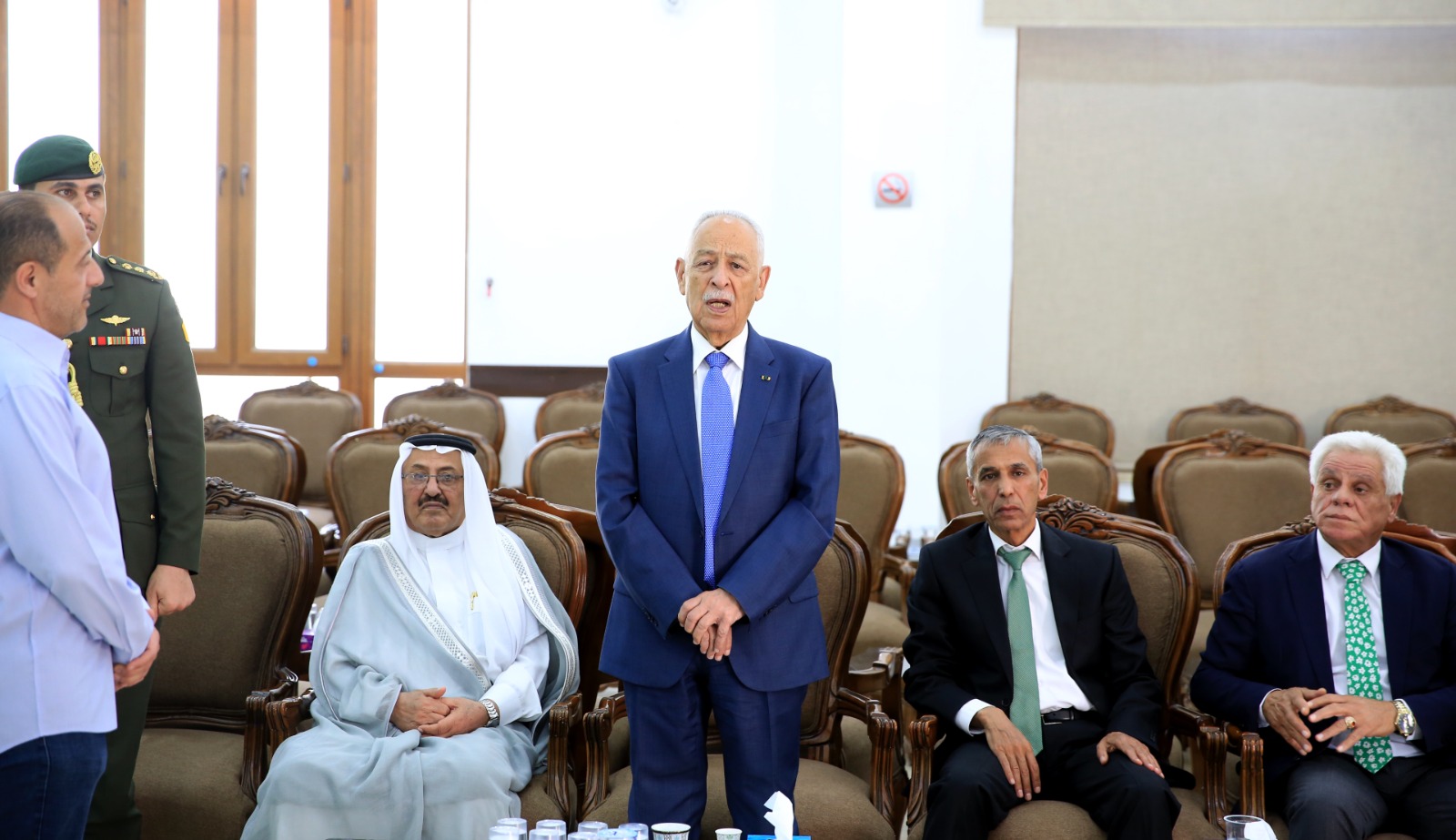 مندوبا عن الملك وولي العهد.. العيسوي يعزي عشيرة الحياري