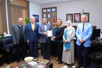 جامعة البترا تكرم خريجتها الدكتورة بسمة عثمان لتميزها المهني والأكاديمي