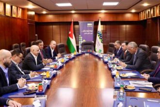 محافظة العاصمة وغرفة تجارة عمان يبحثان آليات التعاون والتنسيق المشترك